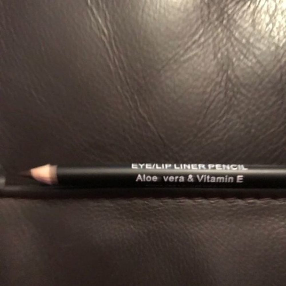 *30off3* New M.A.C. Eye/Lipliner Aloe Vera & Vitamin E - Picture 3 of 4